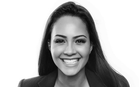 Улыбающая актриса Тристин Мэйс черно-белое фото