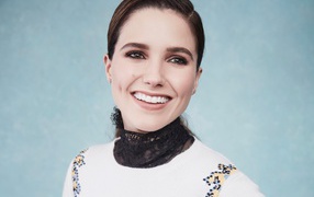 Улыбающаяся девушка актриса София Буш