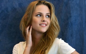 Улыбающаяся нежная девушка, актриса Кристен Стюарт