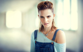 Стильная актриса Эмма Уотсон с джинсовом комбинезоне