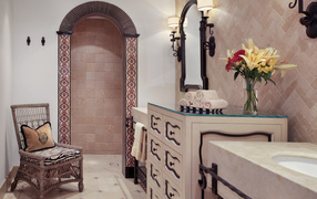 Стильная ванная комната с большим зеркалом и стулом