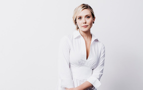 Стильная девушка, актриса Элизабет Олсен в белом наряде