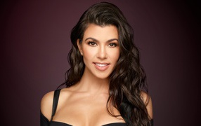 Светская львица Кортни Кардашьян с очаровательной улыбкой