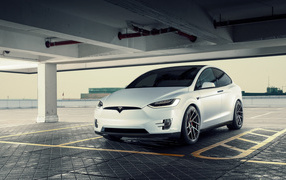 Белый электрический автомобиль Tesla Model X, 2018