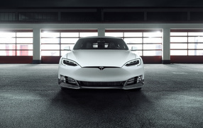 Белый электромобиль Tesla Model S, вид спереди