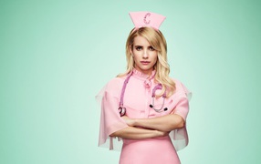 Молодая актриса Эмма Робертс в розовом костюме медсестры