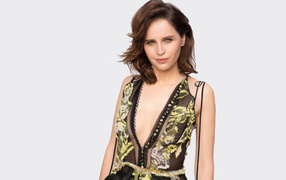 Молодая актриса Фелисити Джонс на сером фоне