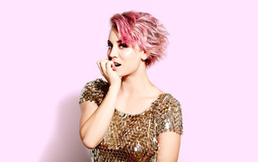 Young actress Keilie Cuoco with pink hair
