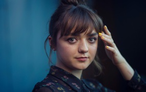 Молодая актриса Мэйси Уильямс с рукой у лица