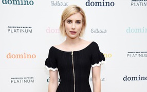 Молодая красивая актриса Эмма Робертс в черном платье