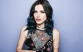 Молодая брюнетка,  актриса Белла Торн