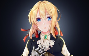 Девушка аниме Вайолет Эвергарден на сером фоне