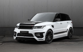 Белый автомобиль Lumma CLR RS 2019 года у серой стены