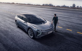 Серебристый автомобиль HiPhi 1 2020 года на дороге