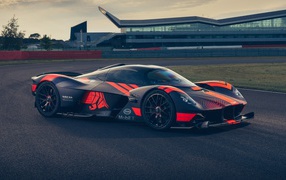 Спортивный Aston Martin Valkyrie Prototype 2019 года на гоночной трассе