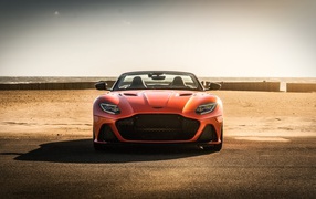Красный кабриолет Aston Martin DBS Superleggera Volante, 2019 года вид спереди