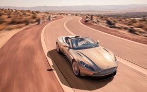 Автомобиль кабриолет Aston Martin DB11 на трассе