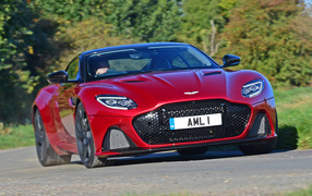 Красный автомобиль Aston Martin DBS Superleggera 2019 года
