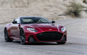 Красный автомобиль Aston Martin DBS Superleggera, 2019 года
