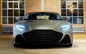 Серебристый автомобиль Aston Martin DBS Superleggera 2019 года