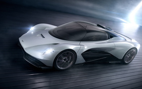 Серебристый автомобиль Aston Martin Project 003, 2019 года в тоннеле