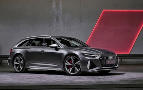Автомобиль  Audi RS6 Avant, 2020 года в гараже у серой стены