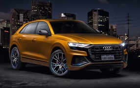 Внедорожник Audi Q8 55 TFSI Quattro S Line 2019 года на фоне мегополиса