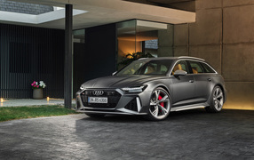 Серебристый автомобиль Audi RS 6 Avant 2019 года у дома