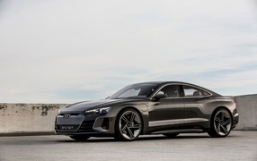 Электрический автомобиль Audi e-tron на фоне голубого неба