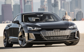 Черный автомобиль Audi E-Tron GT  2019 года на фоне небоскребов