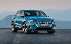 Голубой автомобиль Audi E-Tron 2019 года