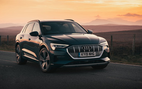 Автомобиль Audi E-Tron 55 Quattro 2019 на трассе