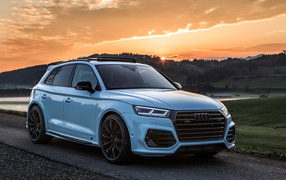 Автомобиль Audi SQ5, 2018 года на закате солнца 