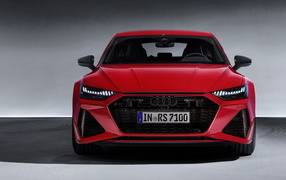 Красный автомобиль Audi RS 7 Sportback 2019 года вид спереди