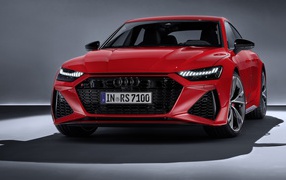Красный автомобиль Audi RS 7 Sportback 2019 года на сером фоне