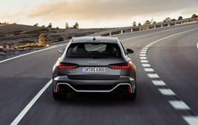 Серебристый автомобиль Audi RS 6 Avant 2019 года на дороге