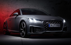 Серебристый автомобиль Audi TT 45 TFSI Quattro S Line, 2019 года у стены