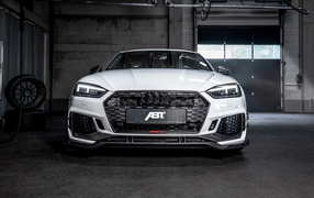 Белый автомобиль Audi RS 5-R Sportback,  2019 года вид спереди