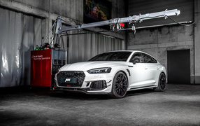 Белый автомобиль Audi RS 5-R Sportback 2019 года в гараже