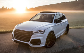 Белый автомобиль Audi SQ5, 2018 года на рассвете 