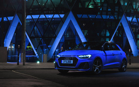 Синий автомобиль Audi A1, 2018 года 