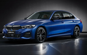 Голубой автомобиль BMW 325Li M Sport 2019 года на сером фоне