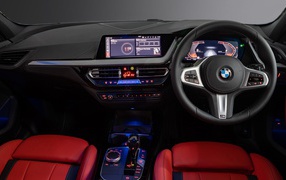 Салон автомобиля BMW 118i M Sport 2019 года