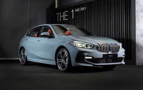 Серебристый автомобиль BMW 118i M Sport 2019 года