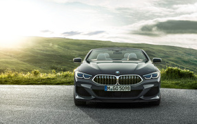 Черный автомобиль BMW M850i, 2018 года в лучах солнца