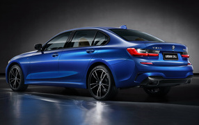 Синий автомобиль BMW 325Li M Sport, вид сзади