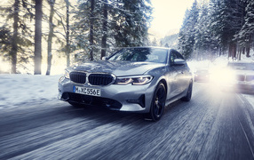 Серый автомобиль BMW 330e 2019 года на скользкой трассе