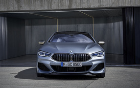 Серебристый автомобиль BMW M850i XDrive, 2019 года в гараже