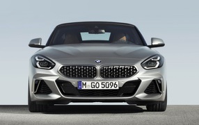Серебристый автомобиль BMW Z4 вид спереди