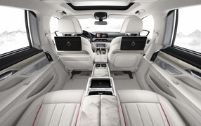 Просторный салон автомобиля BMW 7,  2019 года